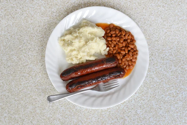 Arriba ver salchichas al horno frijoles y puré de papa —  Fotos de Stock