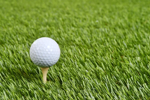 Pelota de golf en T — Foto de Stock