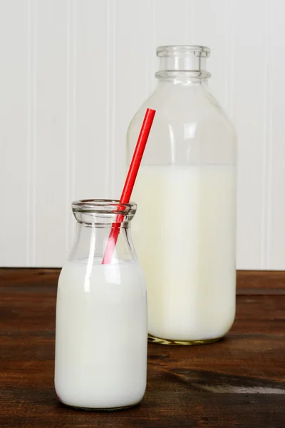 Nahaufnahme Glas Milch mit rotem Stroh — Stockfoto