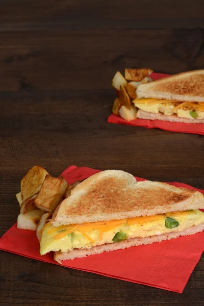 Bovenaanzicht omelet sandwich — Stockfoto