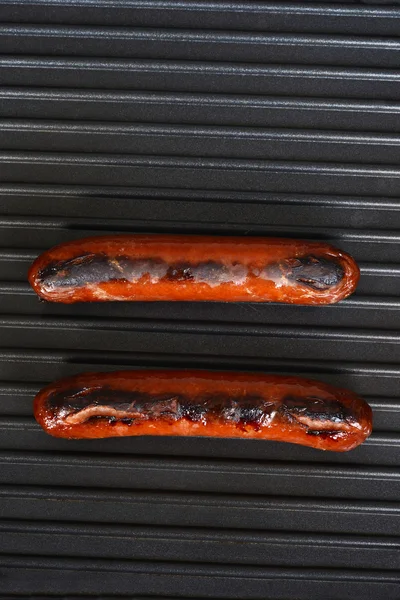 Zwei Würstchen auf dem Grill — Stockfoto