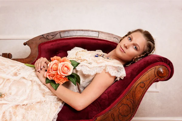 Viktoriánus nő virágok, ájulás kanapén — Stock Fotó