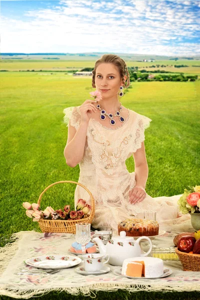 Femme vintage au pique-nique avec des roses — Photo