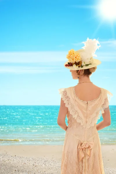 Vintage vrouw aan het strand — Stockfoto