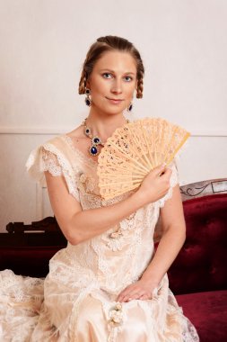 Dantel fan kullanan Victoria kadın