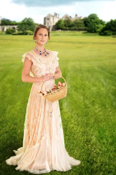 Femme victorienne avec panier de roses — Photo