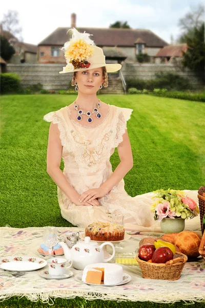 Vintage Edwardian vrouw op picnic — Stockfoto