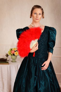 Kırmızı tüy fan ile Victoria kadın portre