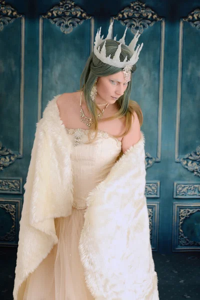 Βασίλισσα πάγο φοράει γούνα περικάλυμμα — Φωτογραφία Αρχείου