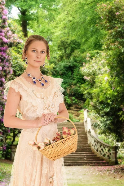 Mulher vitoriana no jardim com rosas — Fotografia de Stock