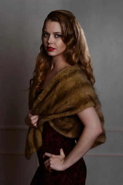 1940s glamour portrait wearing fur wrap — Stock Photo, Image