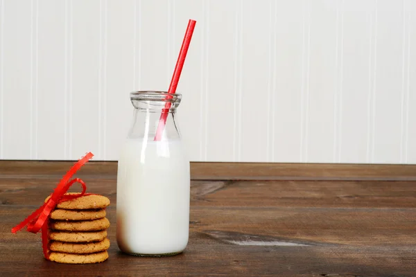 Vaso de leche con galletas —  Fotos de Stock