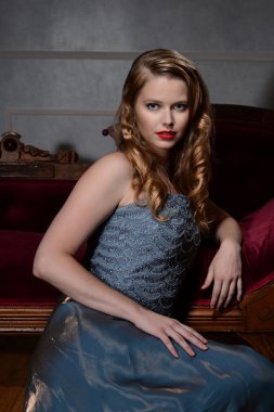 1940'larda kadın kanepede yaslanmış