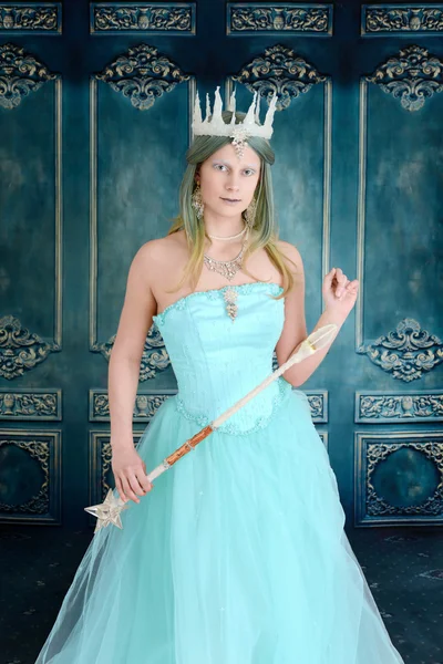 Reina con corona de hielo y varita — Foto de Stock