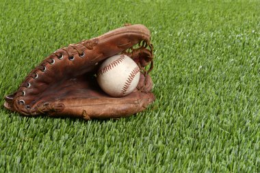Beyzbol eldiveni ve sert topu