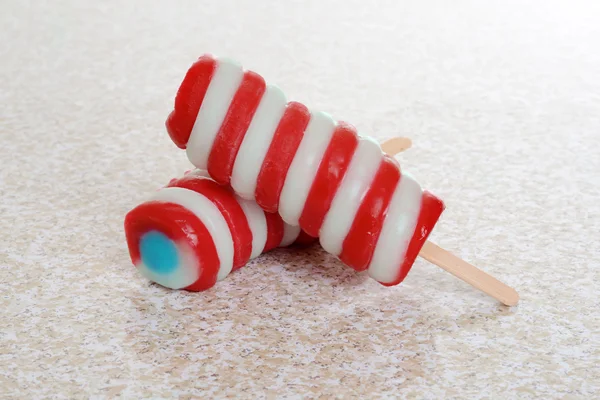 Closeup strawberry blueberry vanilla swirl Popsicle — Stock Photo, Image