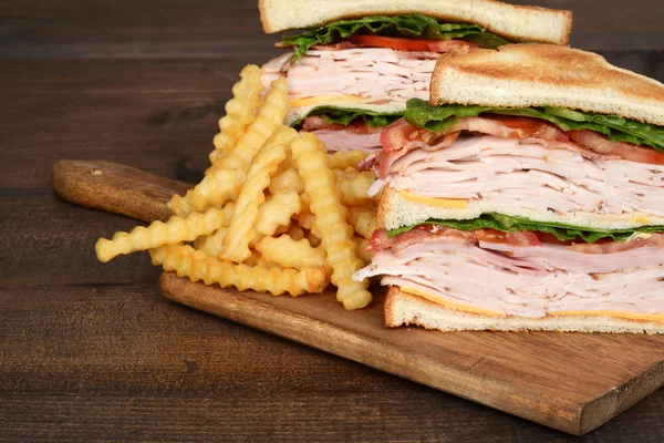 Makro sandwich club kurczaka z frytkami — Zdjęcie stockowe