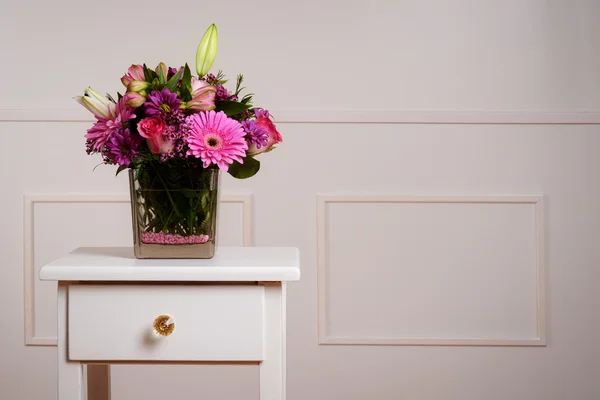 Fleurs assorties dans un vase en verre sur la table — Photo