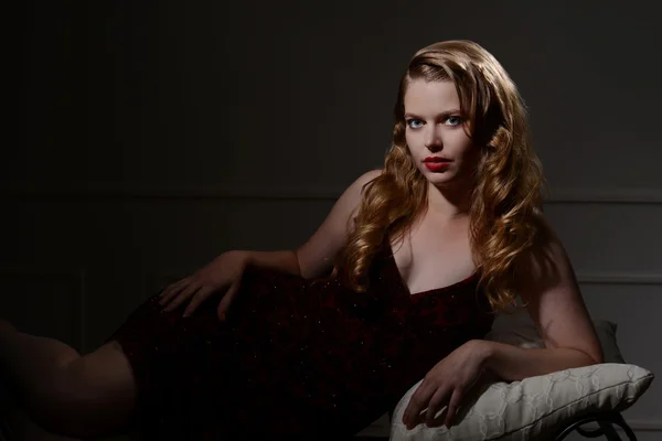 1940s glamour portrait on couch — Stock Photo, Image