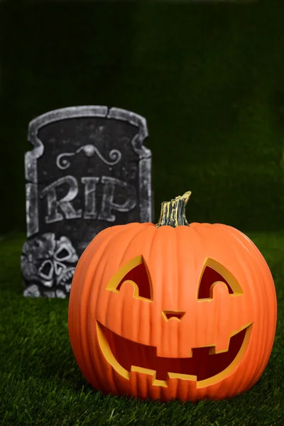 Pumpkin and tombstone — Stock Photo, Image