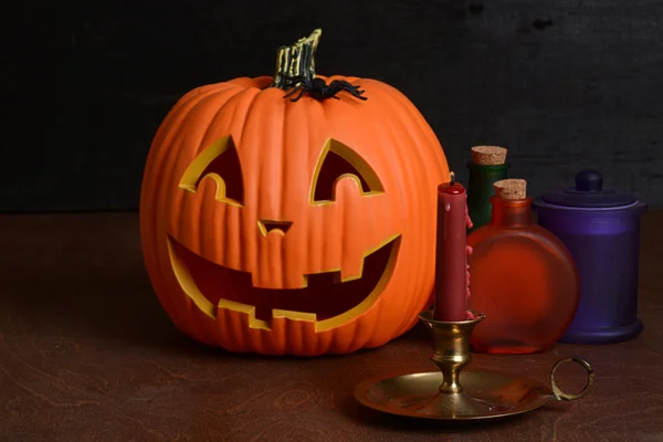 Vela de Halloween con calabaza y botellas —  Fotos de Stock