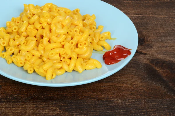 Makaroner och ost med ketchup — Stockfoto