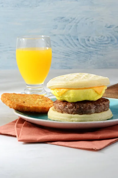 Embutido Huevo Queso Gofres Sándwich Con Hachís Marrón —  Fotos de Stock