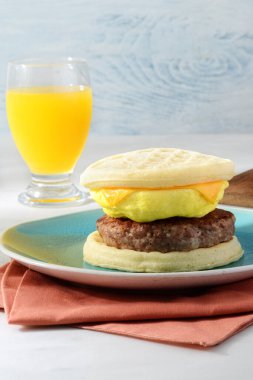 Yakın plan sosisli peynirli waffle sandviçi.