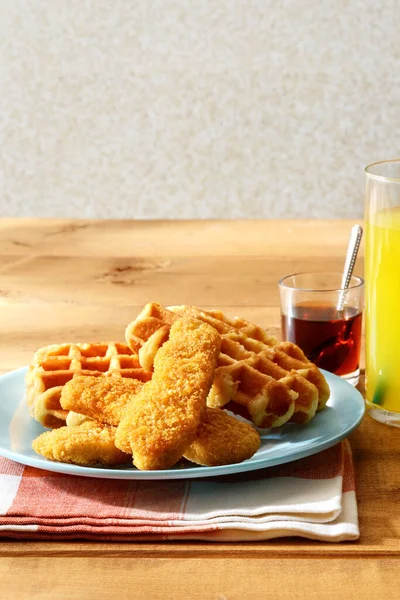 Propostas Frango Com Waffles Copo Suco Laranja — Fotografia de Stock