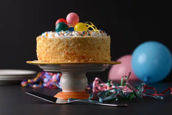 Bolo Aniversário Desmoronar Baunilha Com Balão Preto — Fotografia de Stock