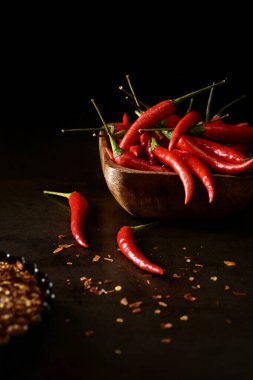 Hanoi Kırmızı Biber Vietnamlı Ahşap kasede Chili