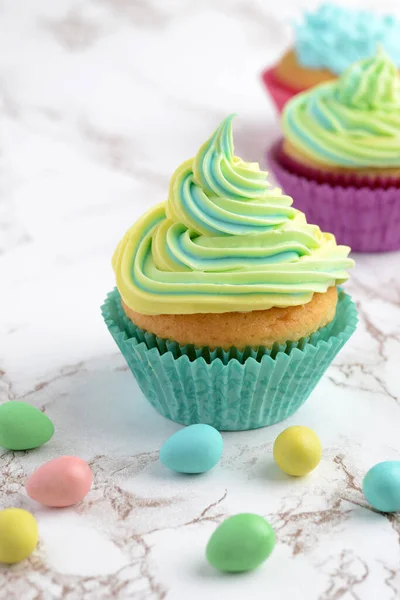 Yellow Blue Swirl Easter Cupcake — Stock Photo, Image