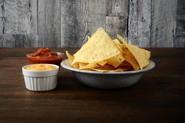 Primo Piano Ciotola Nacho Chips Con Salsa Formaggio — Foto Stock