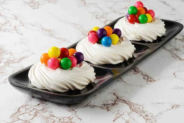 Tasses Meringue Avec Bonbons Colorés — Photo