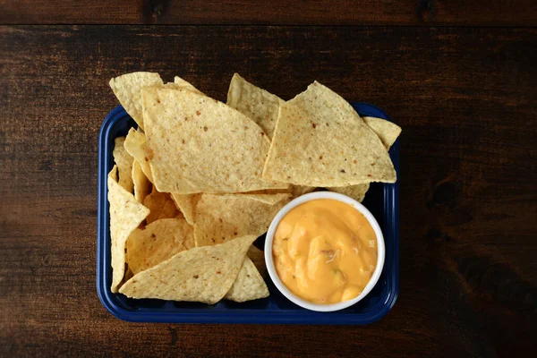 Puces Nacho Vue Grand Angle Avec Fromage Dans Récipient Plastique — Photo