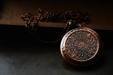 Zincirli bakır madalyonu kapat