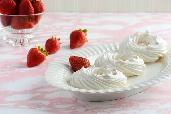 Drie Lege Meringue Nest Een Schotel — Stockfoto