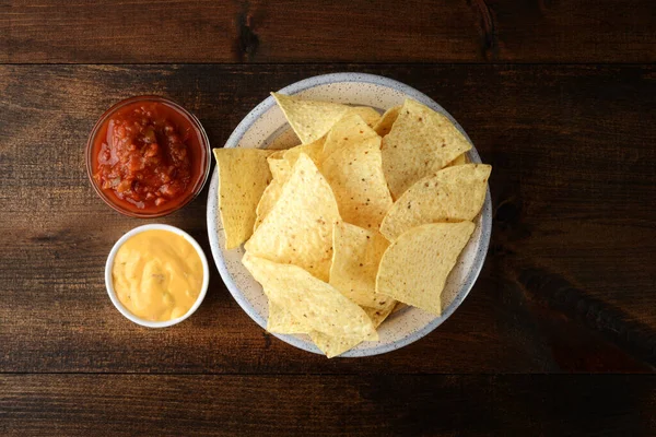 Hoge Hoek Uitzicht Nacho Chips Met Salsa Kaas — Stockfoto