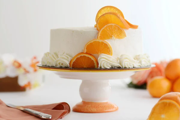 Nahaufnahme Von Vanillekuchen Mit Orangenscheiben Auf Kuchenständer — Stockfoto