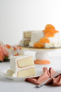 Bir dilim vanilyalı kek ve peçete.