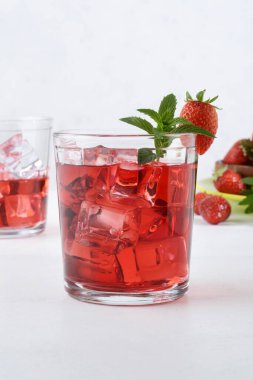 Çilekli naneli rom kokteyli mojito.