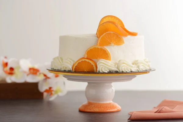 Vanillekuchen Mit Orangenscheiben Auf Holztisch — Stockfoto