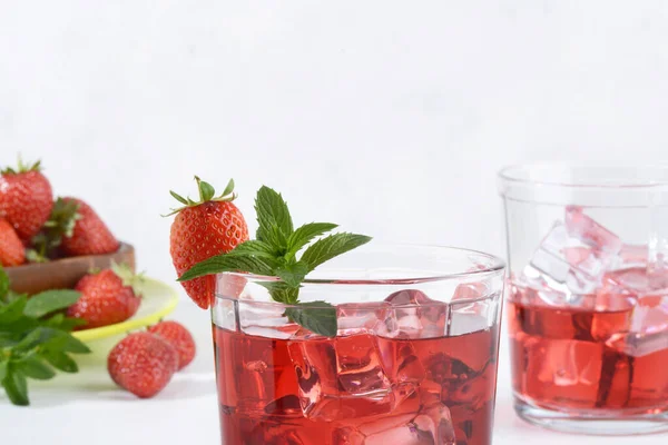 Erdbeer Minze Rum Cocktail Mojito Mit Beeren Hintergrund — Stockfoto