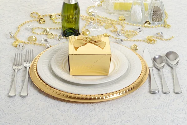 Definição de mesa de prata e ouro com presente — Fotografia de Stock
