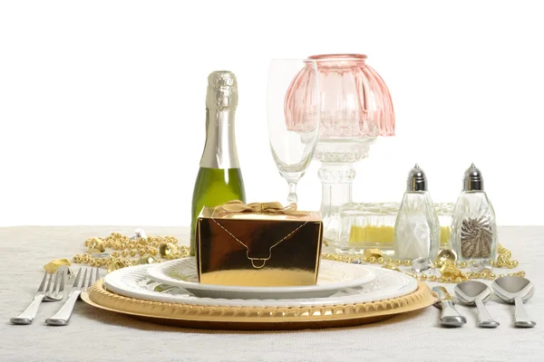 Configuração de mesa com presente de ouro — Fotografia de Stock