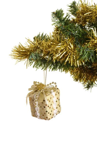 Gold julklapp på gren — Stockfoto