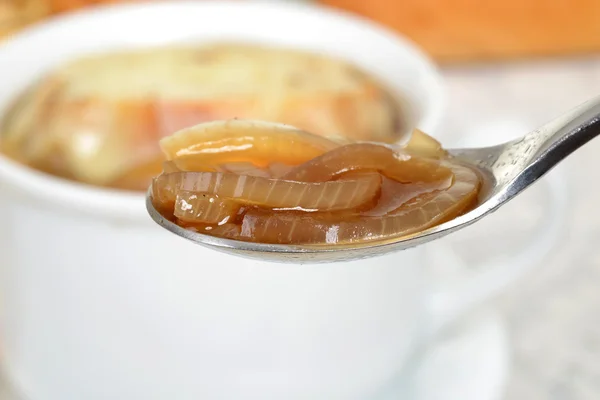 Sopa de cebolla macra en cuchara DOF poco profunda — Foto de Stock