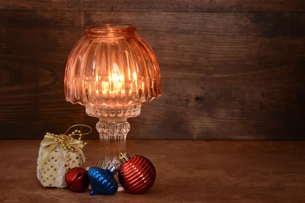 Oude lamp met Kerst ornamenten — Stockfoto