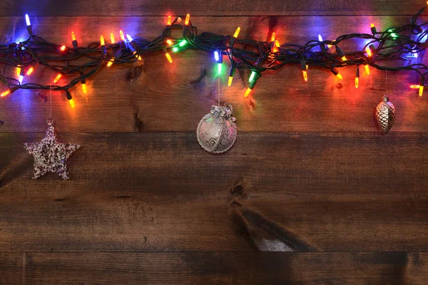 Três ornamentos de prata e luzes de Natal — Fotografia de Stock