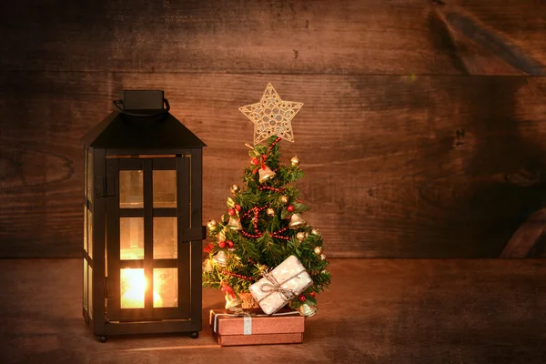 Mini sapin de Noël avec lanterne Images De Stock Libres De Droits